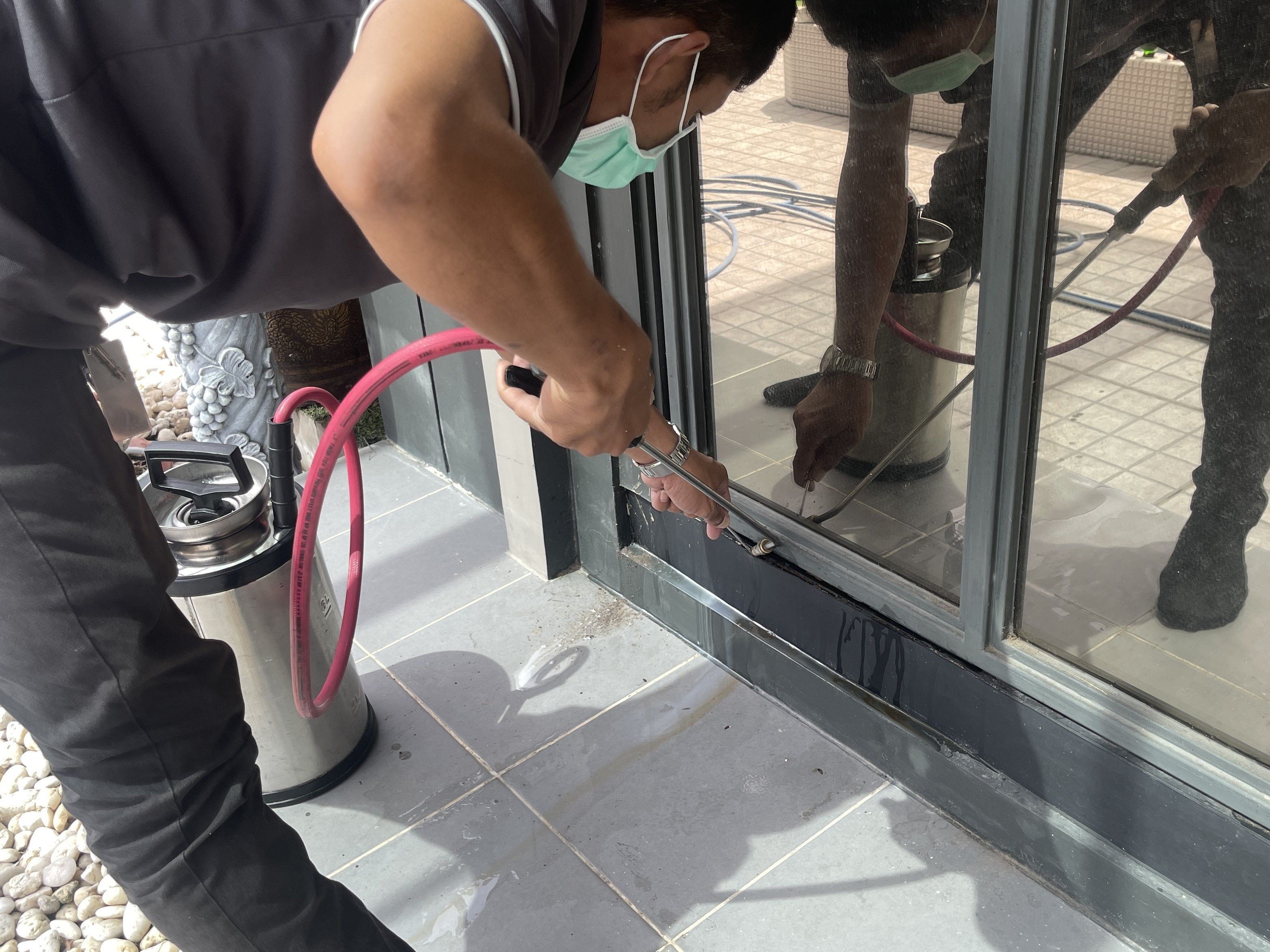 การฉีดพ่นน้ำยานั้นทีมผู้เชี่ยวชาญจะฉีดกระจายทั่วทุกบริเวณที่มีตัวเรือด เห็บ และหมัดอย่างระมัดระวังเบื้องต้นทีมจะตรวจเช็กปัญหาเรือด เห็บ หมัดบริเวณพื้น ผนัง สนามหญ้า บริเวณรอบ ๆ บ้านและอาคารหรือจุด เสี่ยงที่อาจพบปัญหาทั้งหมด